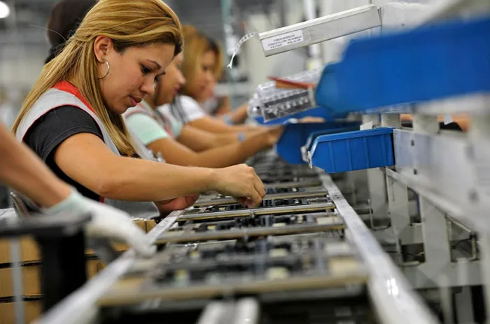 Linha de produção de eletro eletrônicos em fábrica de Manaus: aprovada a PEC, trabalhadores terão direito a dois dias de descanso semanal remunerado - Foto: José Paulo Lacerda/CNI