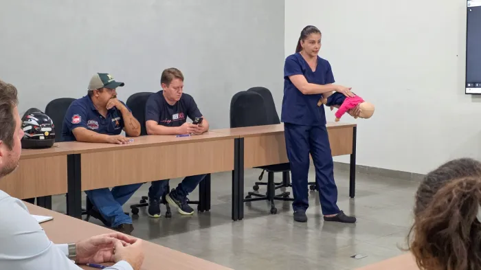 Turismo de Araçatuba reúne participantes do Comida de Boteco para orientações e palestra