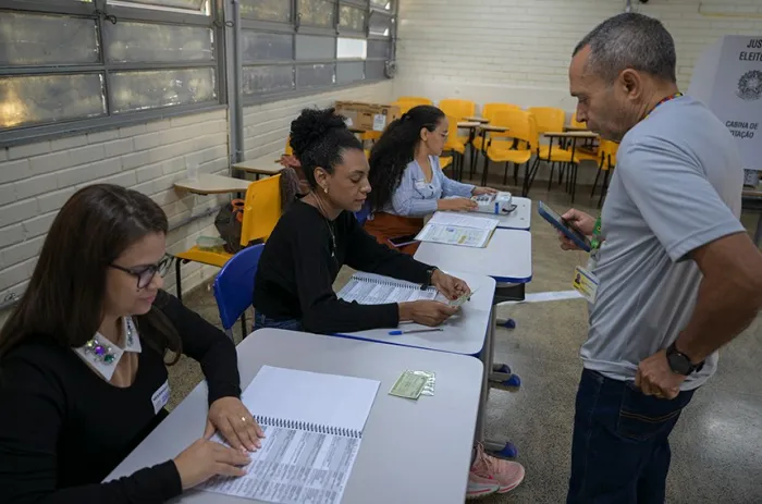 Mesários verificam inscrição de eleitor em seção no Distrito Federal - Foto: Pedro França/Agência Senado