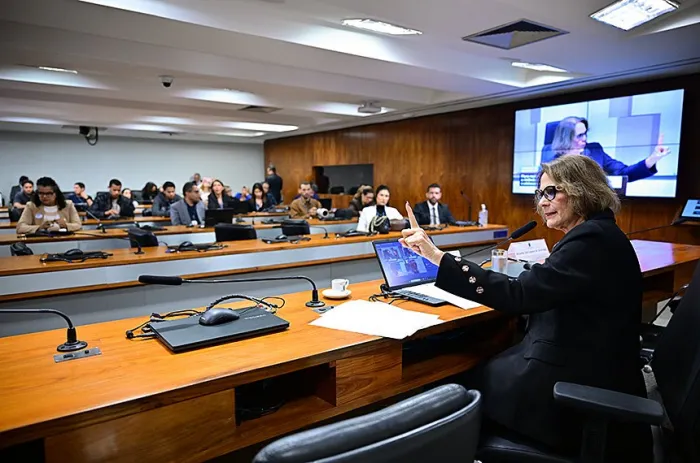 Damares Alves se pronuncia na presidência dos trabalhos - Foto: Ton Molina/Agência Senado