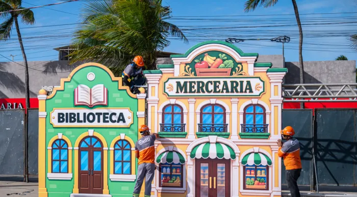A decoração reproduz uma vila e reúne elementos como biblioteca, mercearia e outras cenografias, pensadas para proporcionar uma experiência de imersão aos visitantes / Foto: Thiago Santos
