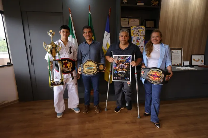 Prefeito recebe campeão de karatê e organizadores de estadual de basquete