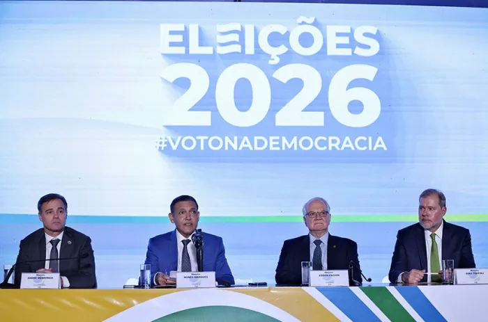 Nunes Marques (segundo a partir da esquerda) fala após o pleito, ao lado de Mendonça, Fachin e Toffoli, do STF - Foto: Antonio Augusto/TSE