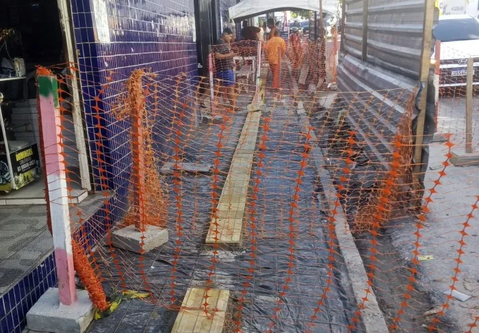 Seinfra renova estrutura de telhado e de calçadas do Centro Comercial de Passagem após incêndio