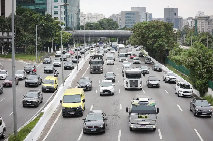 Conduzir um veículo com o licenciamento vencido é uma infração gravíssima, sujeita a multa de R$ 293,47, sete pontos na carteira nacional de habilitação (CNH) e remoção do veículo a um pátio. Foto: Governo de SP