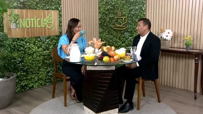 Elda Borges conversa com o Padre James Serrão