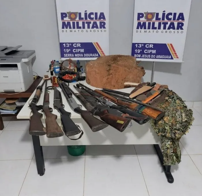 Polícia Militar apreende oito armas de fogo, munições e prende dois homens por porte ilegal