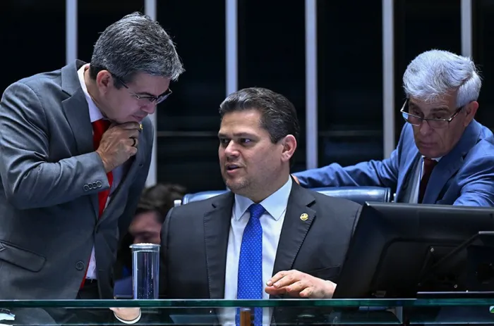 Davi Alcolumbre (ao centro) conversa com o líder do governo, Randolfe Rodrigues, na sessão de discussão - Foto: Ton Molina/Agência Senado