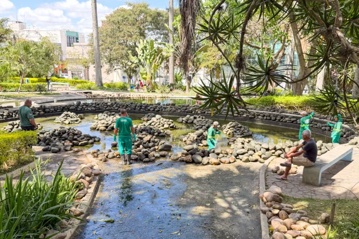 Prefeitura inicia lavagem dos lagos da Praça Tancredo Neves em preparação para o Natal Conquista de Luz