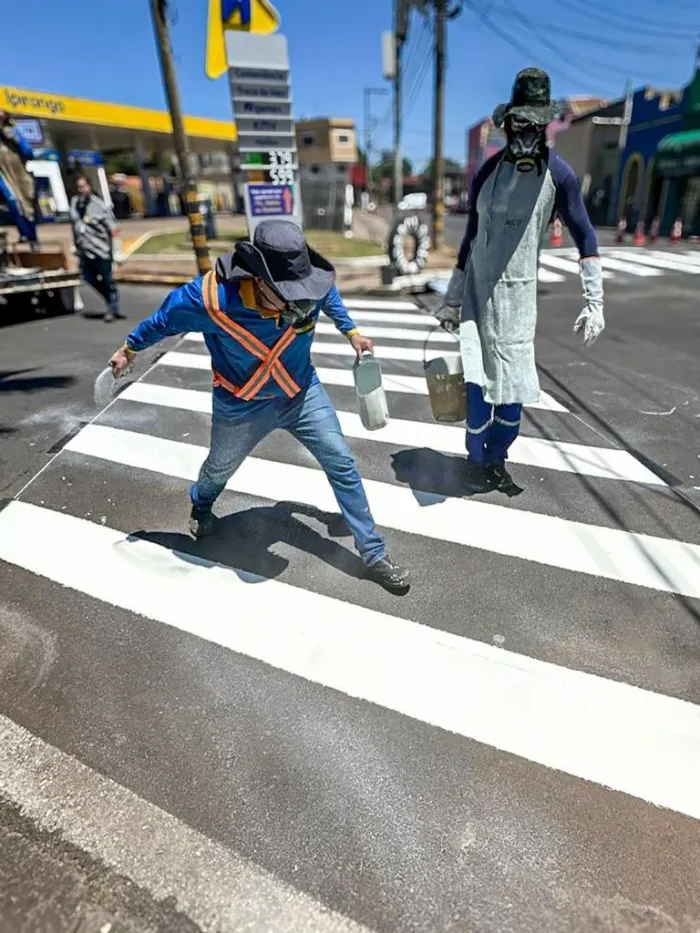 Mobilidade revitaliza faixas de pedestres na Avenida Waldir Filizola nesta sexta-feira