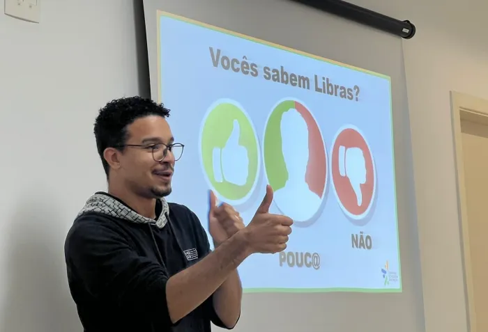 A capacitação, que faz parte da Escola da Inclusão, tem como objetivo preparar ouvintes para se comunicarem em Libras. Foto: Governo de SP
