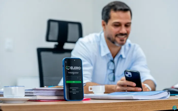  Aplicativo Elero permite acessar videoaulas e conteúdos de capacitação; ao fundo, o diretor-geral Welys Assis. (Foto: Thyago Lorentz | Secom ALE/RO)