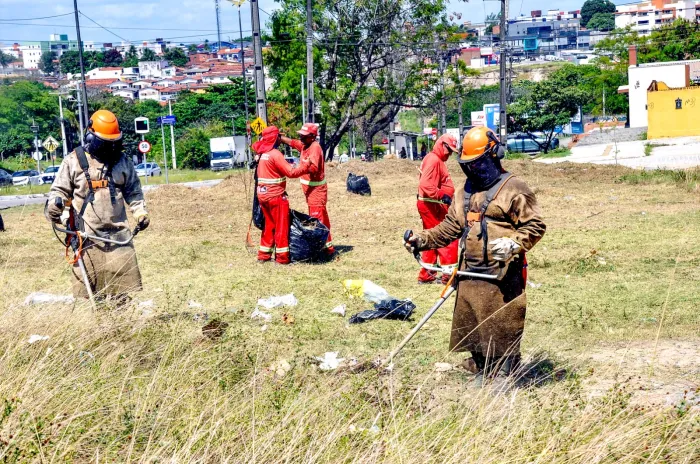 Agentes da Emlur-JP realizam serviços na Avenida Hilton Souto Maior e outros locais da cidade