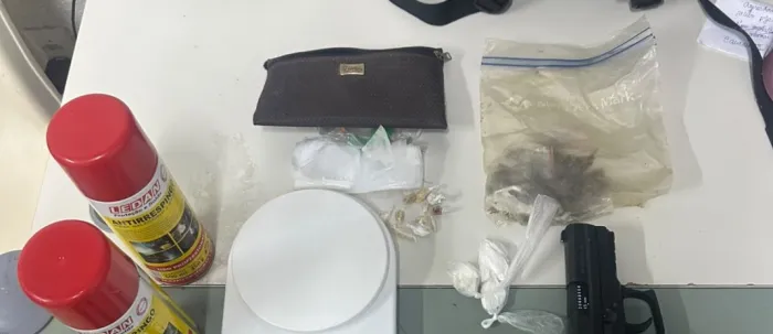 PMCE captura dois homens e uma mulher em flagrante e apreende mais de 40 kg de drogas em Caucaia