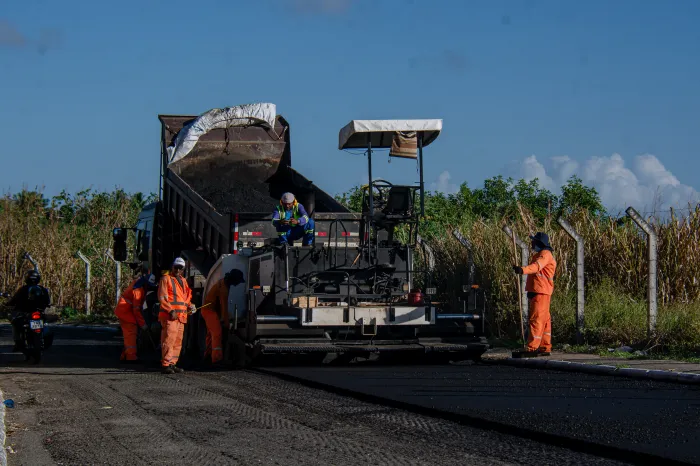 Pavimenta Lauro e Banho de Luz melhoram ruas em Areia Branca, Lauro de Freitas