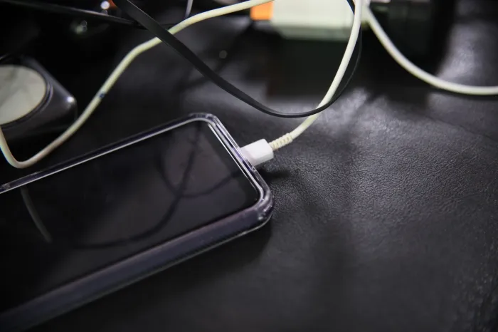 Prefeitura alerta para riscos do uso de celulares durante o carregamento