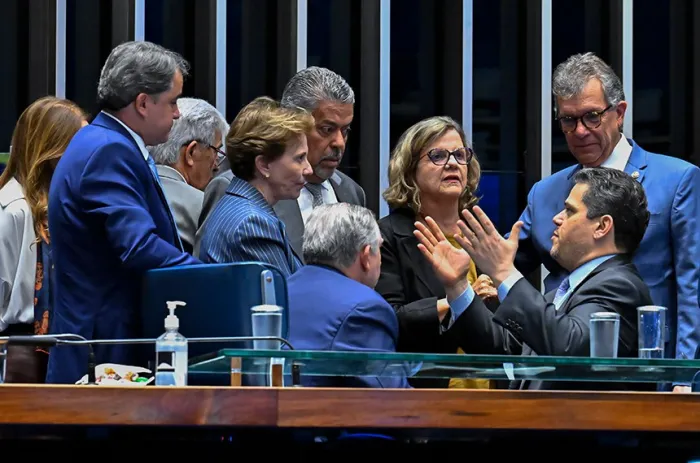 Davi Alcolumbre (à dir.) conversa com Teresa Leitão (3ª à dir.) e outros senadores durante a sessão de discussão - Foto: Waldemir Barreto/Agência Senado
