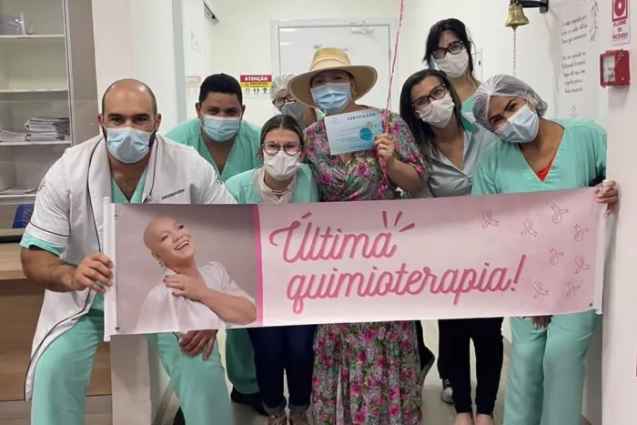 Pacientes de quimioterapia recebem apoio da equipe do HCAA