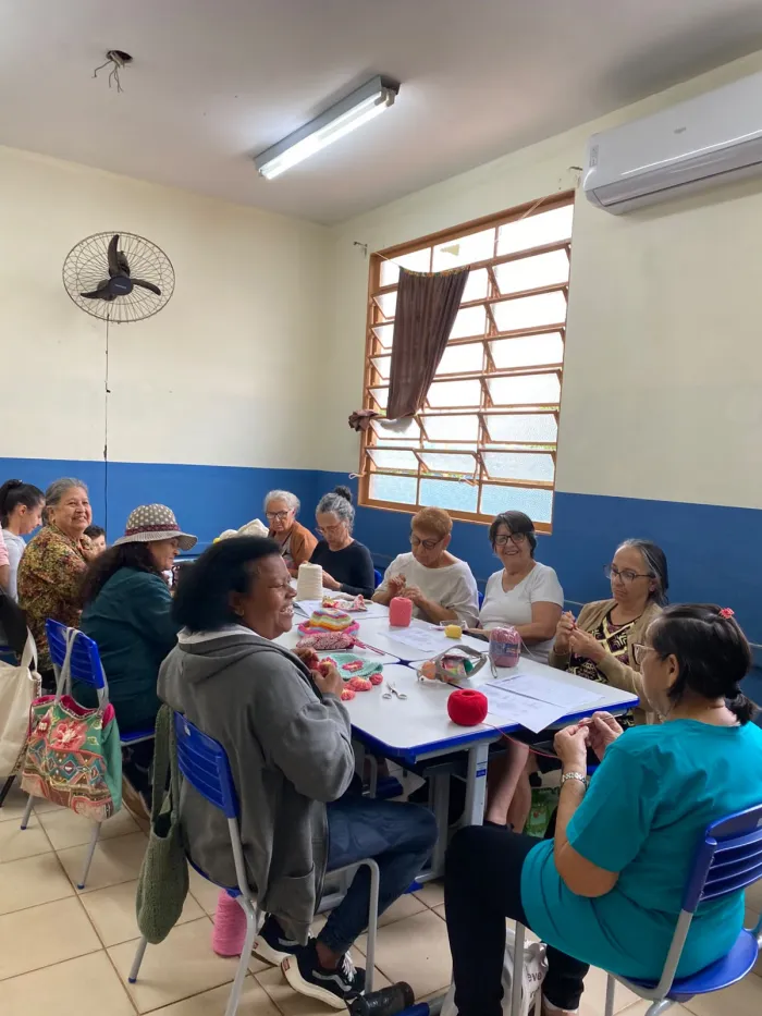 Curso de crochê capacita 14 mulheres e fortalece autoestima no Estrela Dalva