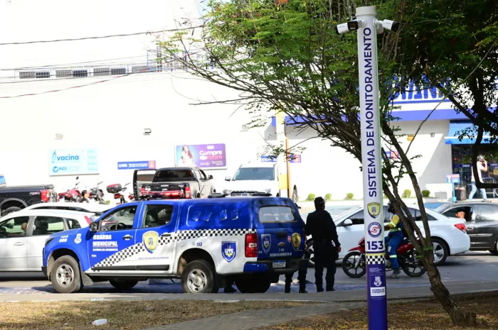 Câmeras de monitoramento e reforço na iluminação aumentam percepção de segurança na Praça Vitor Brito