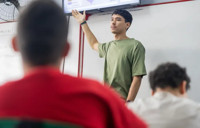 Nascido no Japão, ex-aluno de escola de Guarulhos retorna à rede pública como professor e vence prêmio estadual por desempenho