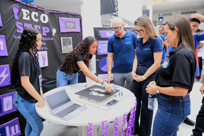 Estudantes da rede estadual de Lauro Freitas apresentam projetos científicos e tecnológicos durante feira escolar