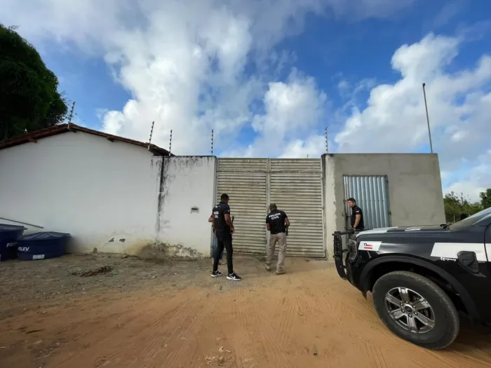 Polícia Civil encontra cerca de 5 mil litros de cachaça armazenados inadequadamente em Itapicuru