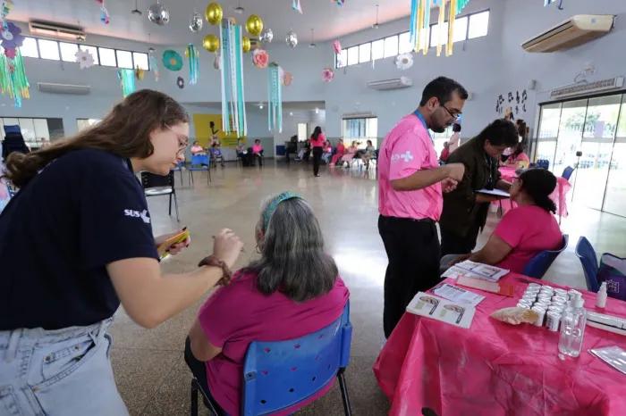 Ações de prevenção e orientação do Outubro Rosa estão acontecendo em diversos pontos de Dourados. Foto: A. Frota