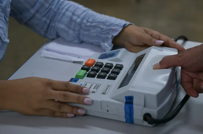 Mesmo que quem não foi votar no primeiro turno, poderá votar no segundo turno; na imagem, leitura biométrica de um eleitor na votação do dia 4 de outubro - Foto: Pedro França/Agência Senado