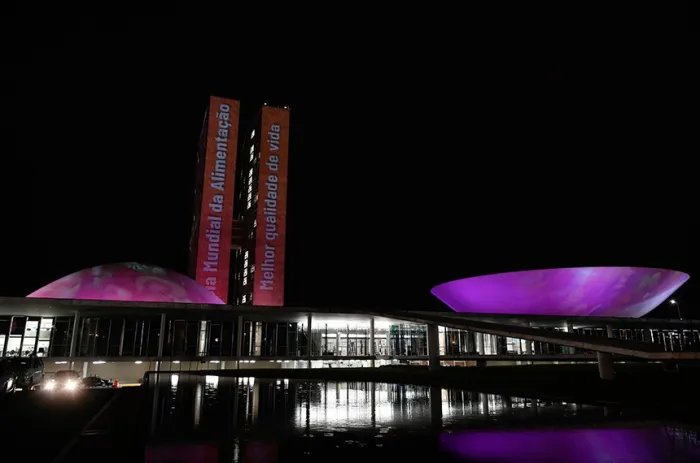 O Senado e o prédio do Congresso iluminados em alusão ao Dia Mundial da Alimentação, em 2021 - Foto: Leopoldo Silva/Agência Senado