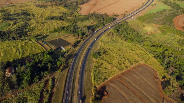 Rodovia Washington Luís (SP-310): SP concentra 14 das 20 melhores rodovias do país e mantém trajetória de redução de acidentes nas vias concedidas. Foto: Divulgação/Governo de São Paulo