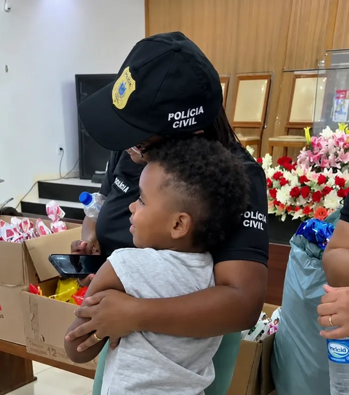 Campanha da Polícia Civil arrecada e distribui brinquedos para crianças da zona rural de Cruz das Almas