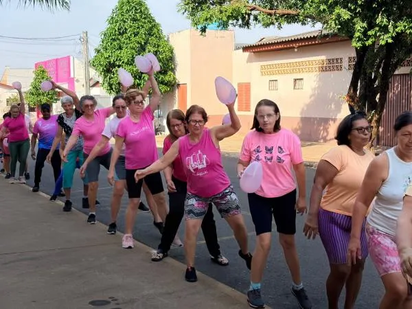 Grupo de atividade orientada realiza ação para celebrar o Outubro Rosa