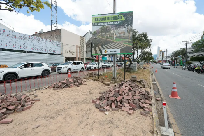 Novo canteiro da Avenida Agamenon Magalhães começa a ganhar forma com a requalificação realizada pela Prefeitura de Caruaru