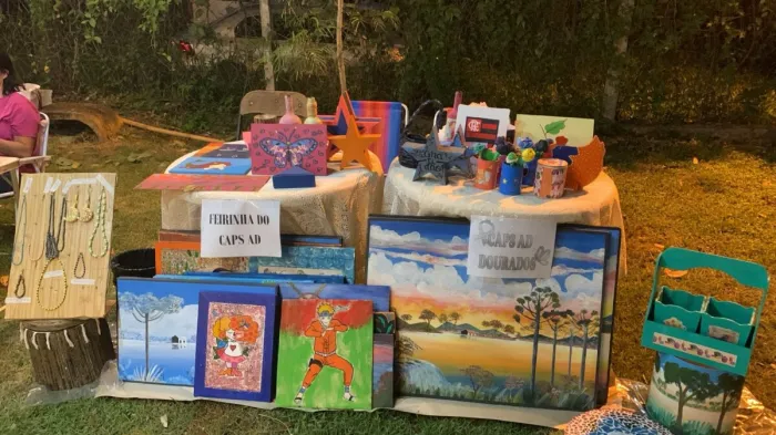 Na reabilitação psicossocial, pacientes de Dourados participam de oficinas e produzem artesanatos que podem ser comercializados em feiras do município. Foto: Divulgação/Assecom
