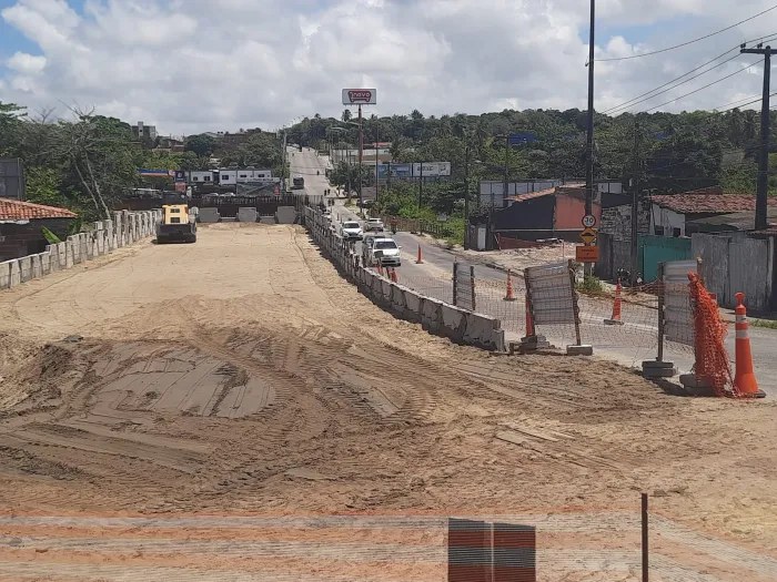 Semob-JP bloqueia trânsito na ladeira Mangabeira/Valentina para içamento de vigas da ponte sobre o Rio Cuiá