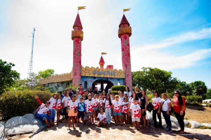 DIA DE BRINCAR - Crianças dos projetos sociais aproveitam dia de lazer e inclusão em parque aquático