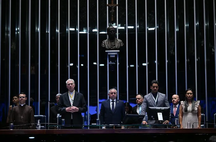 Sessão especial homenageia associação católica que evangeliza pela TV e internet