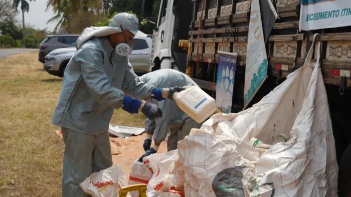 Operação Campo Limpo recebe embalagens vazias de agrotóxicos em ação itinerante na zona rural de Araçatuba