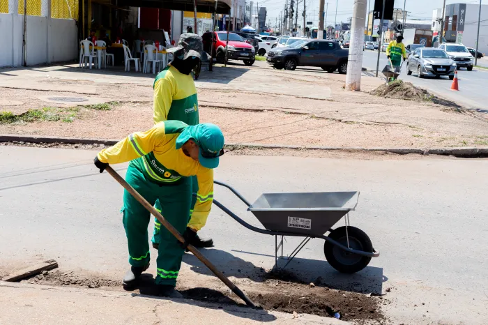 Limpurb retira móveis, eletrodomésticos e resíduos de área de drenagem em Cuiabá