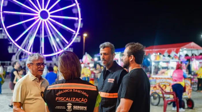 Atuação do Samu 192 Sergipe inclui atendimento pré-hospitalar e ações educativas, enquanto a Vigilância Sanitária orienta comerciantes e fiscaliza a comercialização de alimentos / Fotos: Felipe Goettenauer