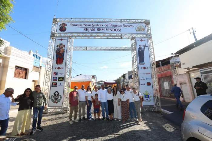 Governador Jerônimo Rodrigues participa de procissão de Nossa Senhora do Perpétuo Socorro em Jequié