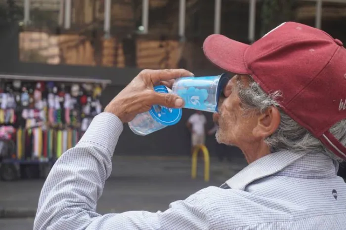 Hidratação de idosos exige atenção redobrada nos dias de calor, alerta geriatra do Iamspe