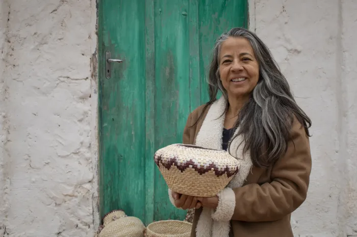 Alice de Oliveira, de 58 anos, mestra artesã, também carrega a herança familiar em seu trabalho. Foto: Divulgação