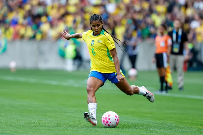 Na Seleção Brasileira, Raissa Bahia nutre sonho de disputar Copa do Mundo e defende legado de fortalecimento do futebol feminino