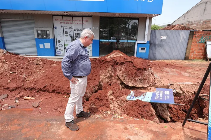 Secretário adjunto de Serviços Urbanos, Angelo Augusto Gomes, diz que uma intervenção maior no local poderá definir melhor os próximos passos para corrigir o problema – Fotos: A. Frota