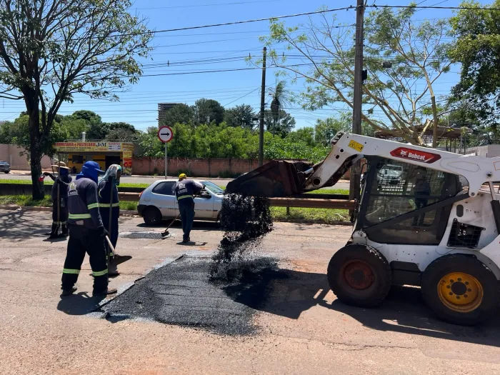 Doze frentes de tapa-buracos atuam em bairros da Capital 