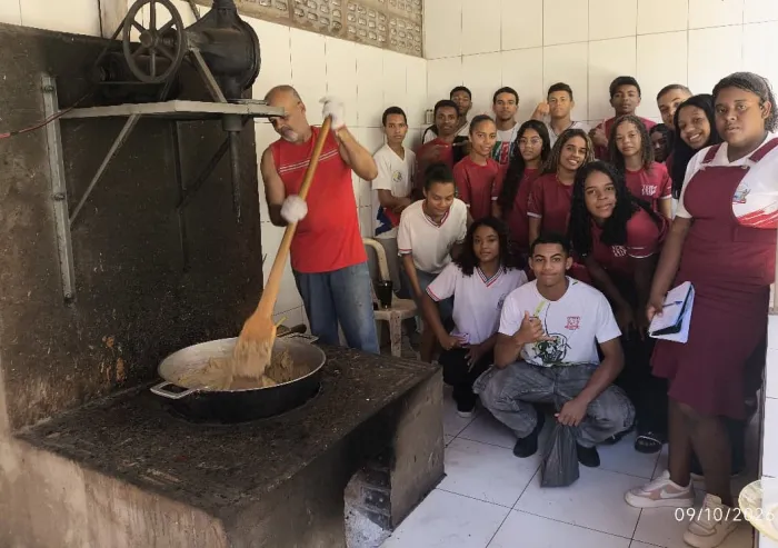 Estudantes de Mirangaba conhecem experiências que unem tradição e inovação na produção de doces do Semiárido baiano