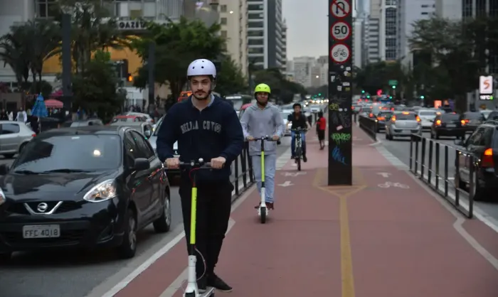 Prefeitura de SP começa a fiscalizar bicicletas e patinetes elétricos