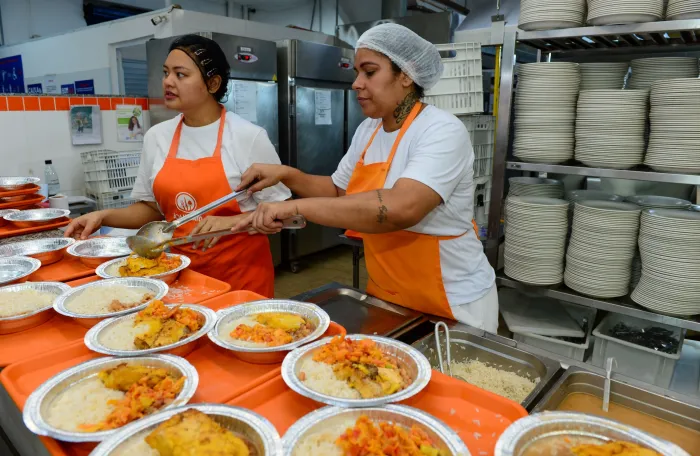 Bom Prato Vila Gilda, em Santos, passa por revitalização e mantém atendimento com distribuição de marmitas